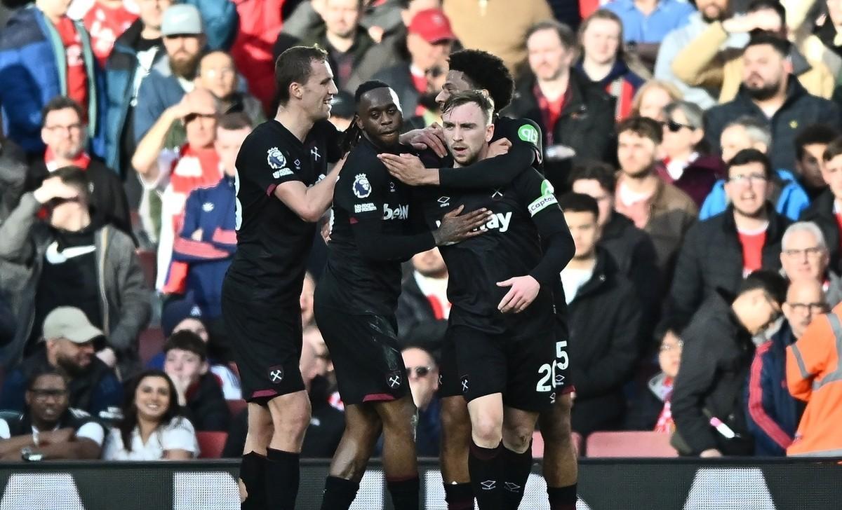 九游网官方网站入口-曼联回归首秀大放异彩，海港主场球迷高呼名字