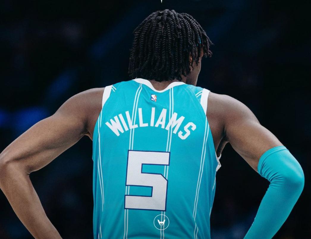 九游游戏中心官网注册账号-浓眉哥重返赛场，险胜首场状态出色，IG观众沸腾！